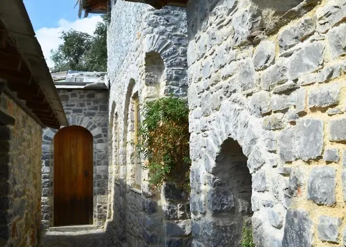 Cozy Stone House Next To スキアトスタウン